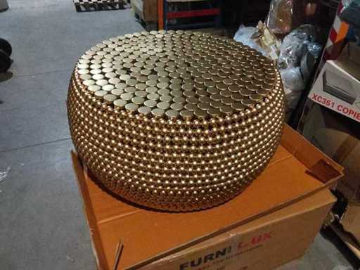 Stolik kawowy w kolorze złotym