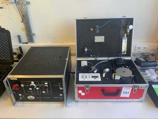 Laboratory equipment (2x)