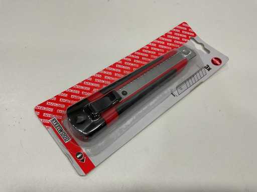 24 x Afbreekmes 18 mm met ijzeren geleider; inclusief 3 mesjes