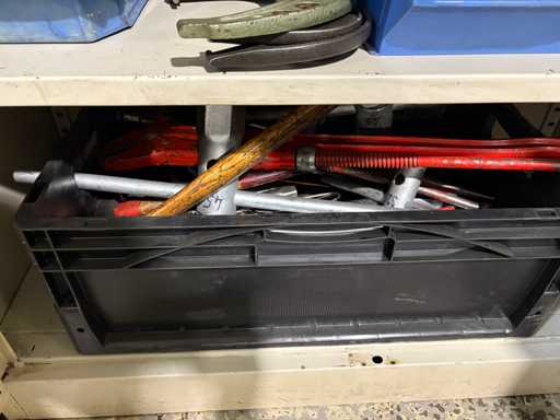 Werkzeugschrank mit Reibahlen, Messmitteln, Spiralbohrern & Handwerkzeugen