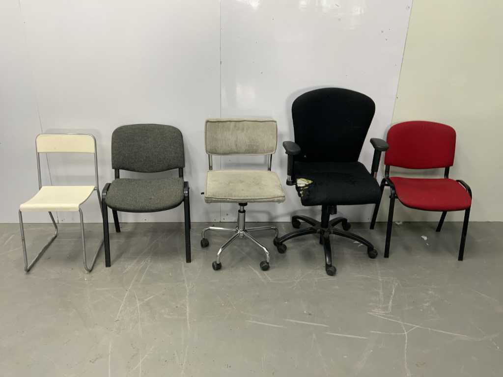 Charge verschiedener (Büro-)Stühle