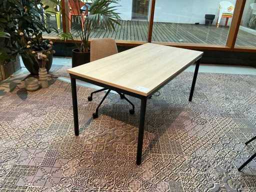 Markanter Bürotisch mit Drehstuhl