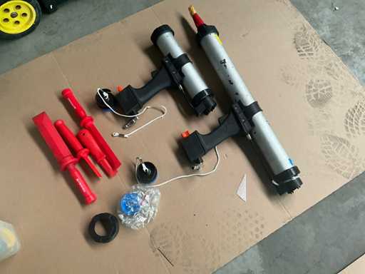 Kitspuiten (2x) en diverse spuitkoppen