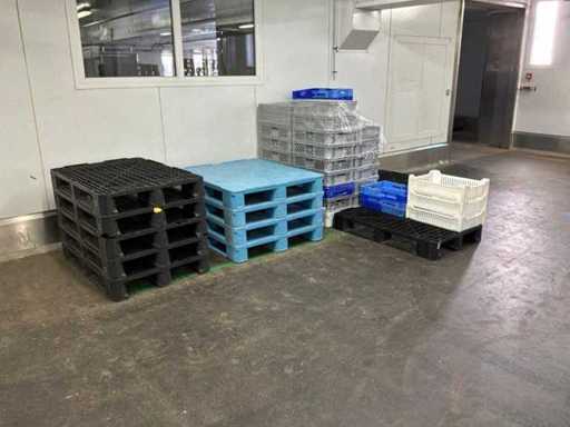 Plastic pallets (12x)