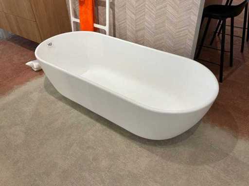 Freestanding bath