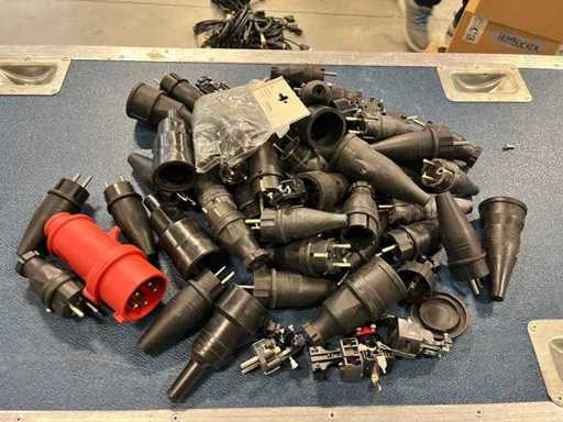 Elettricità (Schuko) - Scatola piena di prese e connessioni Schuko (elettricità)