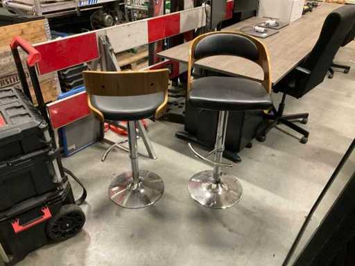 Bar stools (2x)