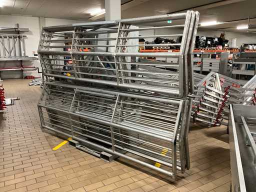 Jarzgot rusztowań z zestawem zabezpieczeń krawędzi dachu