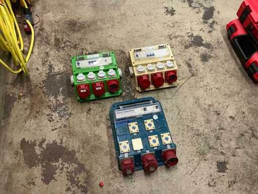 Power distribution box (3x)