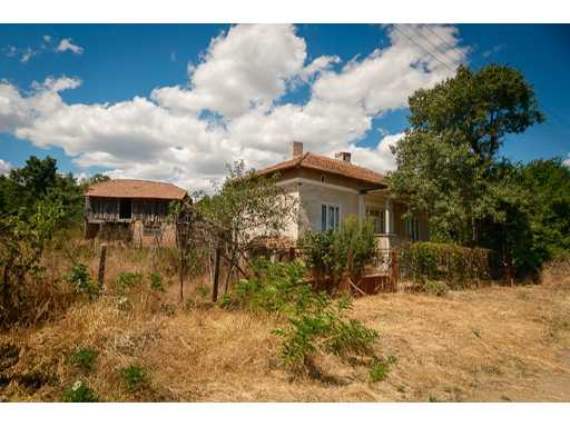 Huis met bergzicht + 2 bijgebouwen en 1.960 m² grond in Rakovitsa, Vidin - Bulgarije