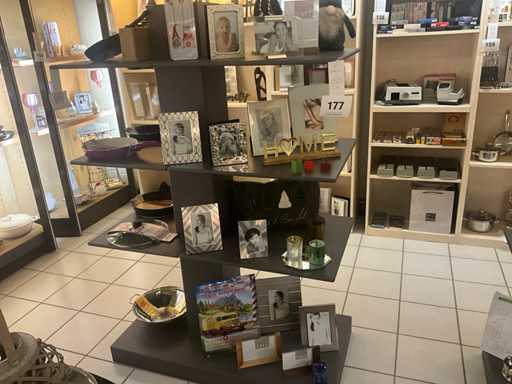 Divers matériaux décoratifs, cadres photo en bois et en métal...