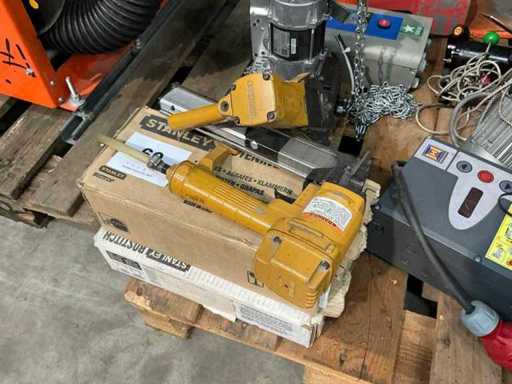 Bostitch Pneumatic tacker (2x)