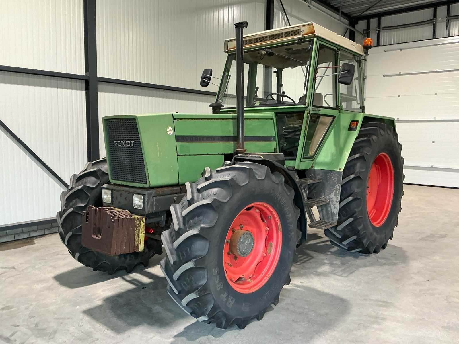 Fendt Favorit 611LS 4WD agricultural tractor