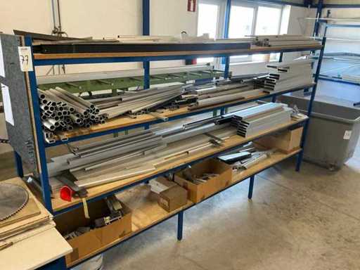 Resti di alluminio con scaffali in acciaio