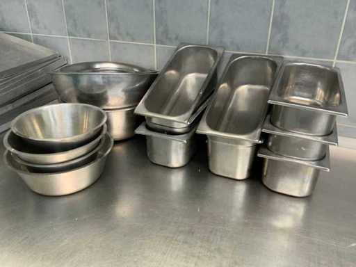 Vari contenitori Gastronorm e pasticcerie in acciaio inox