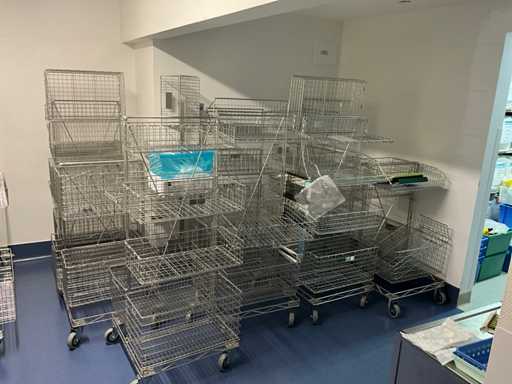 Grote set RVS gaas locker trolleys