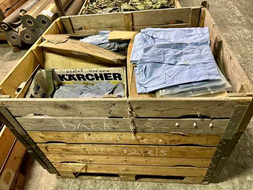 Partia różnych ubrań wojskowych