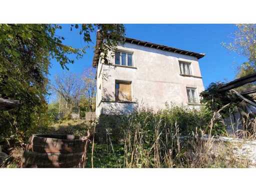 Lions 2-storey house with plot of 1.100 m² and agricultural land 6.494 m² in Rakovitsa - Bulgaria