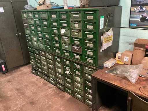 Metalen kast met inhoud (4x)