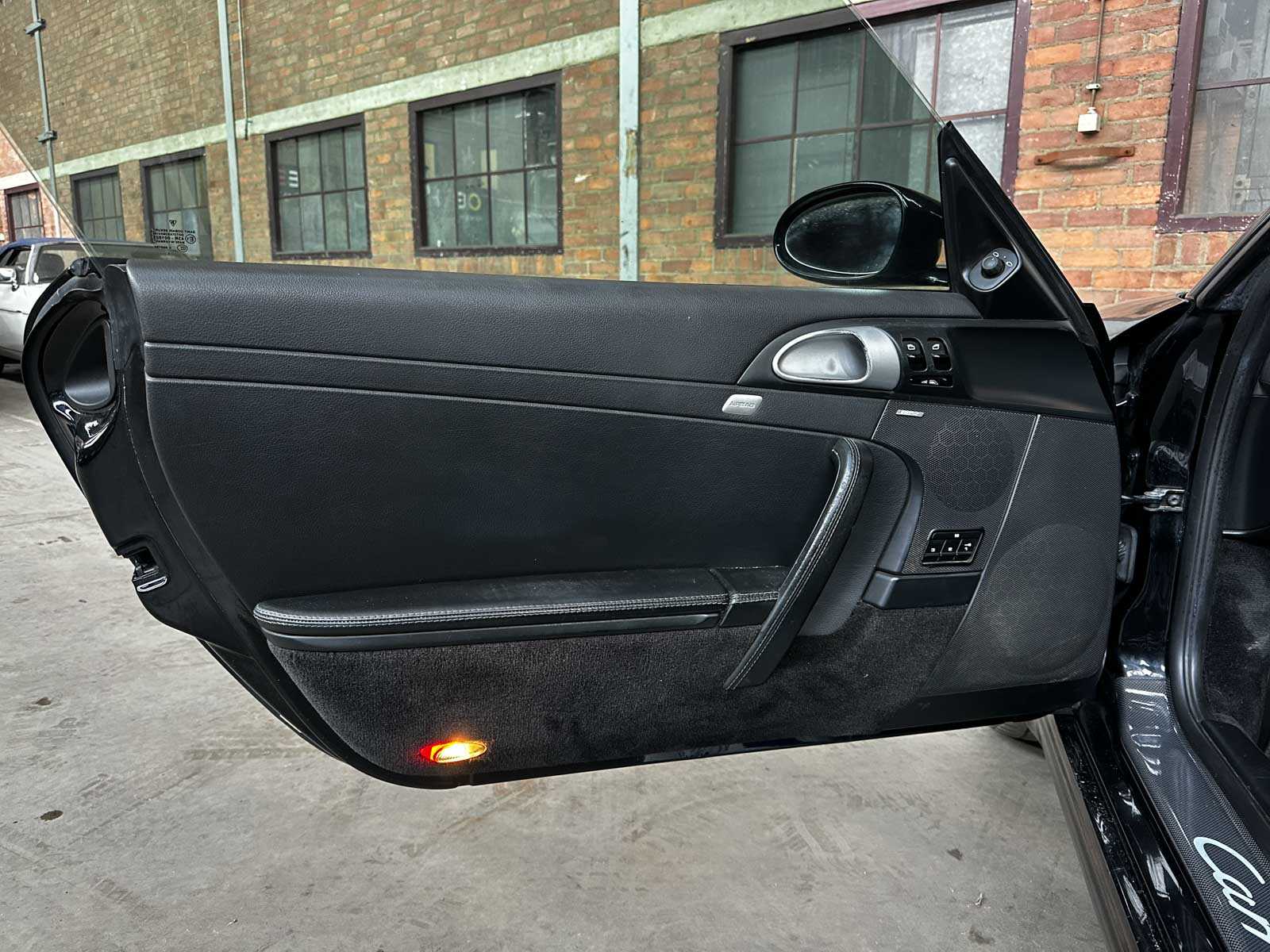 Porsche 911 Carrera Cabriolet 997 3.6 325pk 2005 handgeschakeld -Youngtimer-