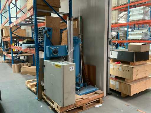 Découpeuse de pièces de machine