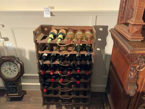 Portavino in legno con vari tipi di bevande