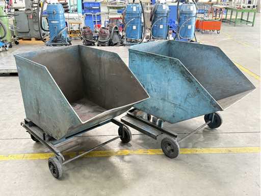   2 tipping containers