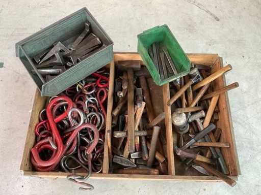 O mulțime mixtă de unelte de mână