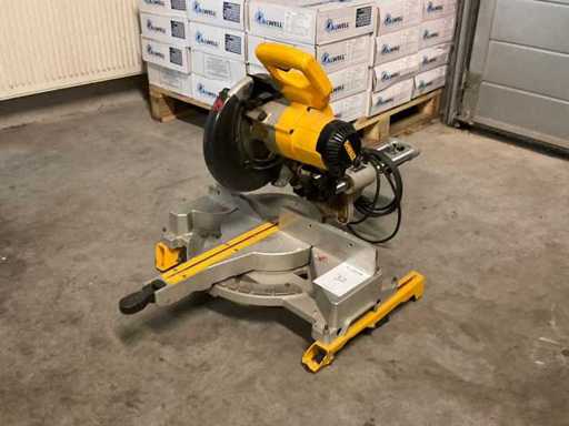 DeWalt DW712-QS Radial Miter Saw