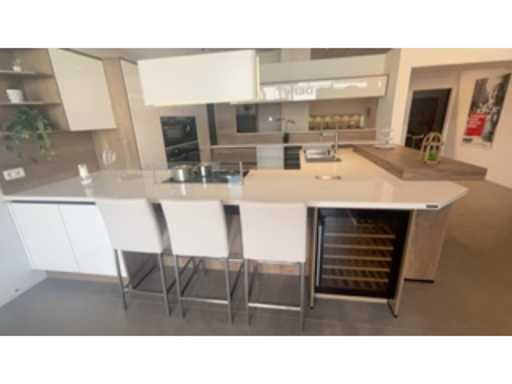 92bd0987-36ed-49a6-aaf6-37e77ece51ed.mp4