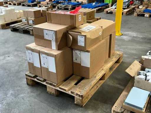 Verschiedene Etiketten auf Rollen und thermischen Tintenrollen