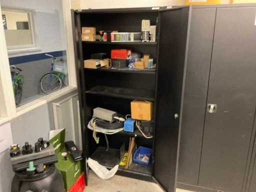Kast met Elektromateriaal