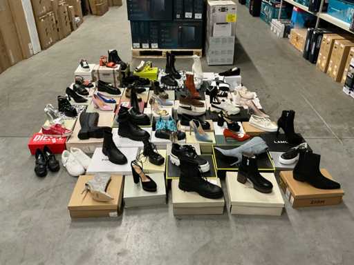 Partia różnych butów (63x)