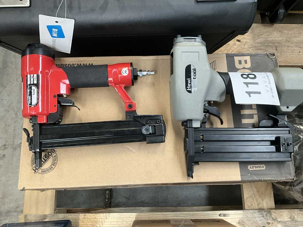 2 assorted HEWI pneumatic nail guns + approx. 20000 staples BOSTITCH