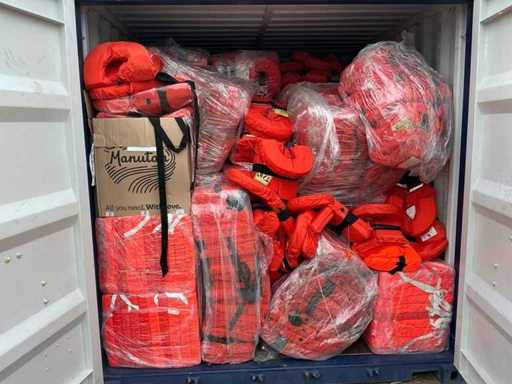 10 ft container gevuld met partij reddingsvesten van diverse merken