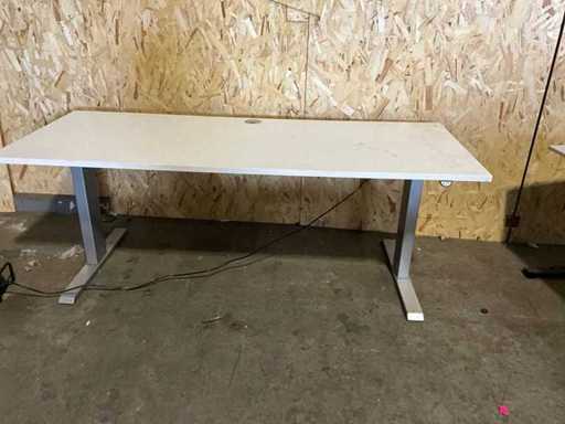 Elektrycznie regulowane biurko do siedzenia/stojącego o wymiarach 200x80cm