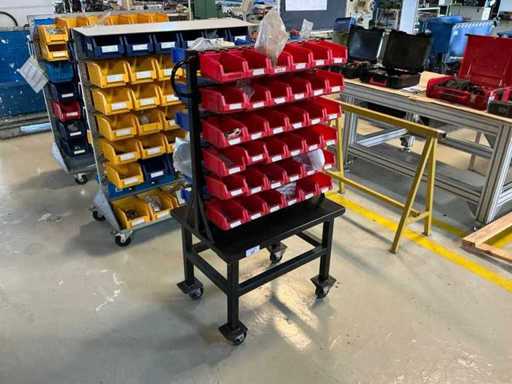 Wózek półkowy z materiałem mocującym