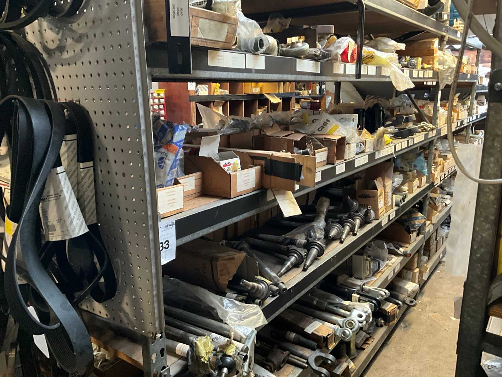 New Holland Large batch of wheel hubs + lift arm parts