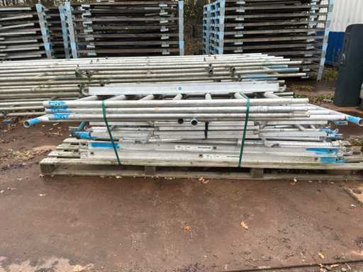 Batch of scaffolding parts