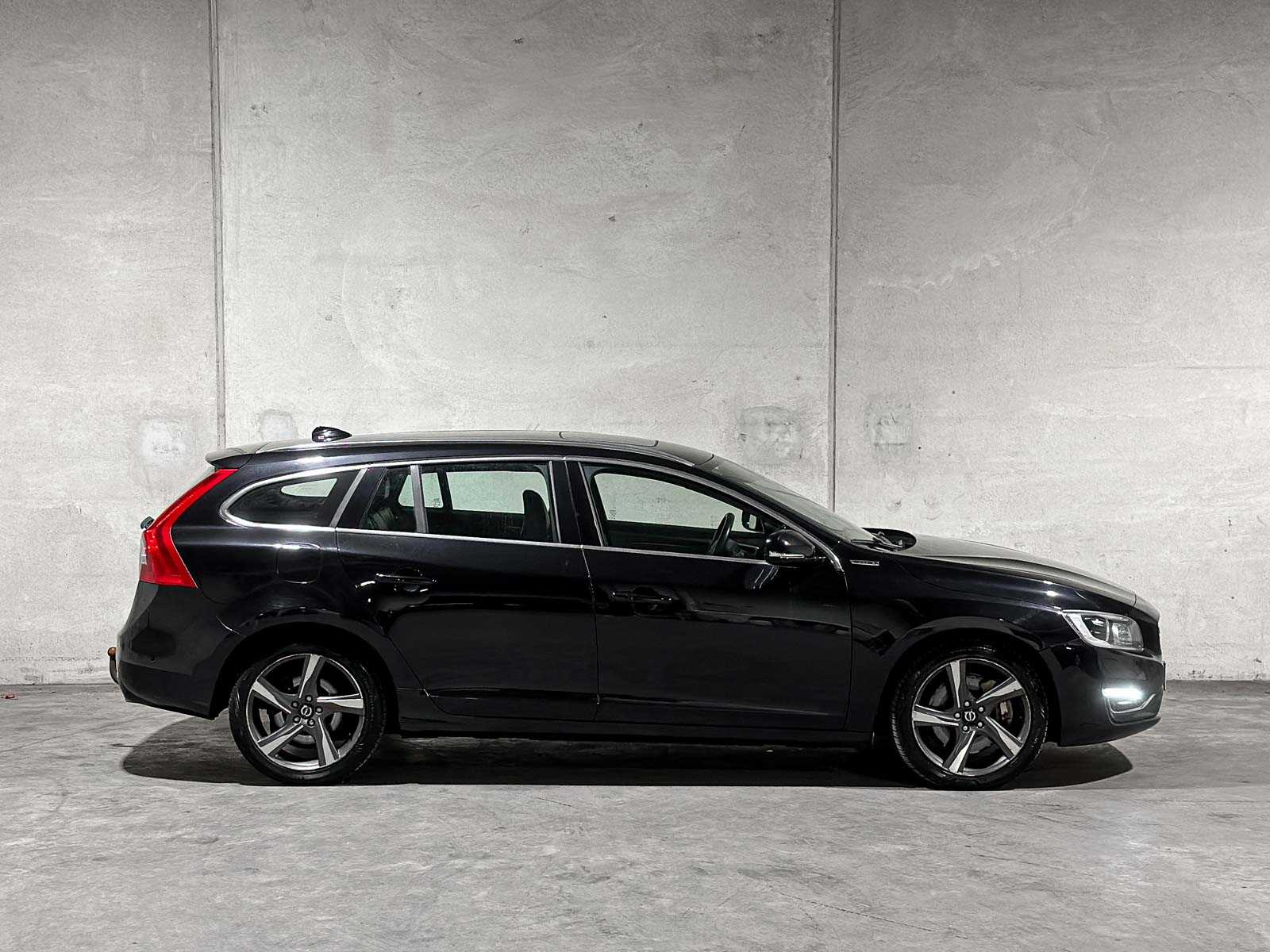 Volvo V60 2.4 D6 AWD Plug-In Hybrid Summum 215pk 2013 (Origineel-NL), 6-SVN-43