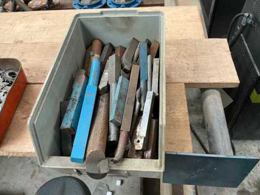 Batch of turning chisels