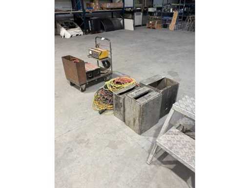 Wagen mit Verstärker, Verlängerungskabeln, 3 Metallschalen