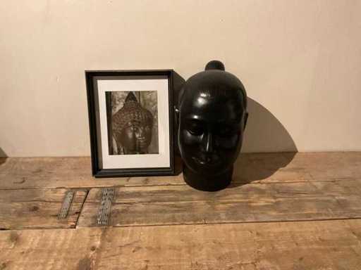 Buddha-Statuen und eine Wanddekoration