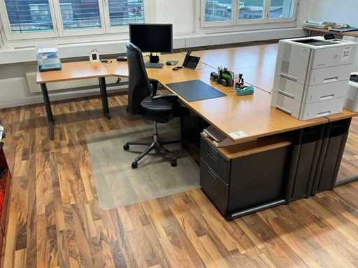 Hoekbureau met stoel en ladelichaam zonder accessoires