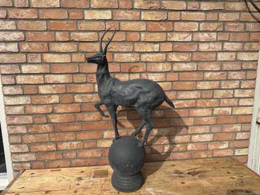 Skulptur Hirsch auf Kugel