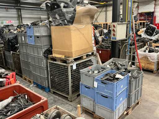 Batch of Mercedes-Benz auto parts
