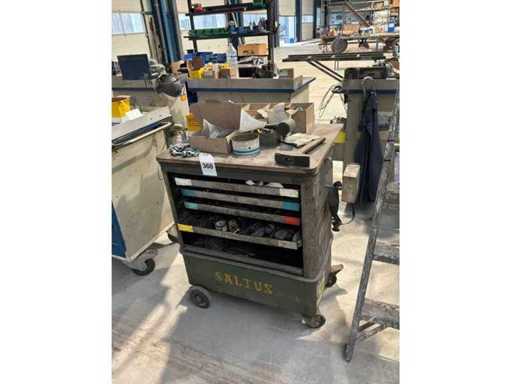 Werkzeugwagen mit Inhalten