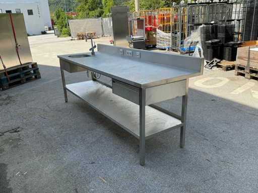 Cateringapparatuur/roestvrijstalen tafel met gootsteen
