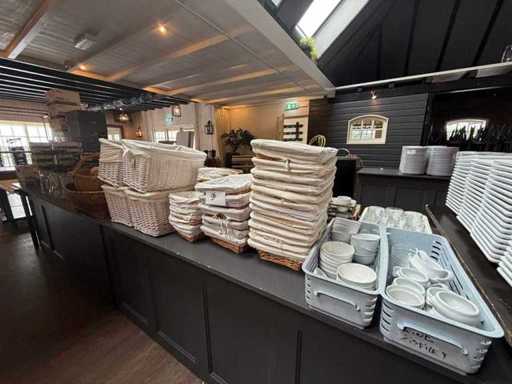 Ensemble complet de paniers à pain, cruches en verre, bols à dessert, étagière, etc.