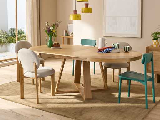 Extendable round table - up to 10 place settings